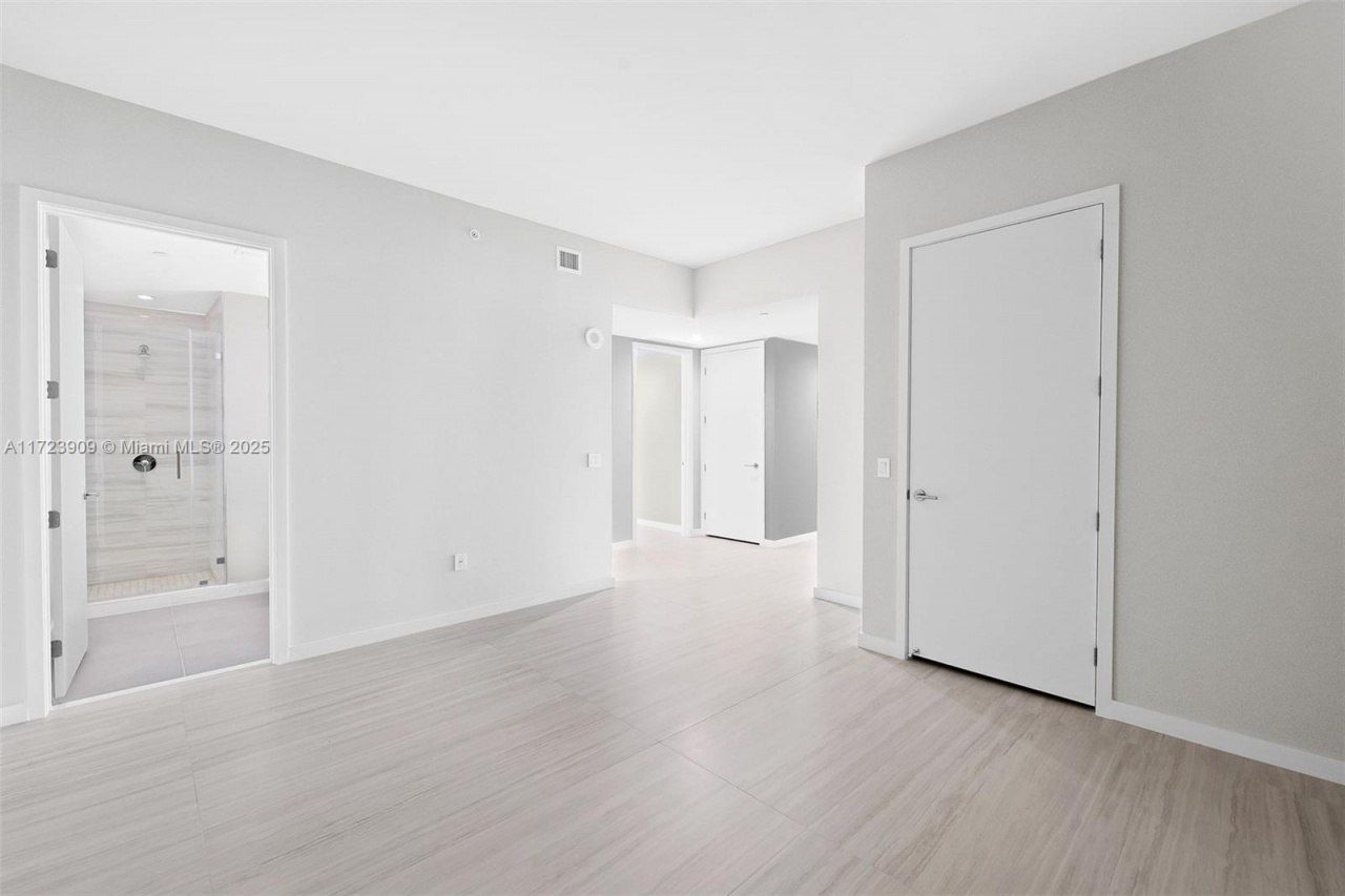 851 NE 1st Ave, Unit PH 5411, Miami, FL 33132 Photo