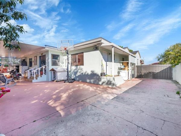 462 E 39th St, Hialeah, FL 33013