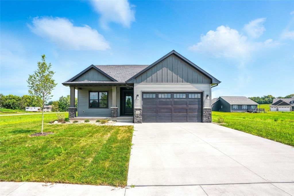 904 Long Dr, Solon, IA 52333 Main Photo