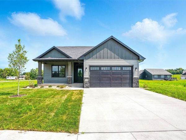 904 Long Dr, Solon, IA 52333