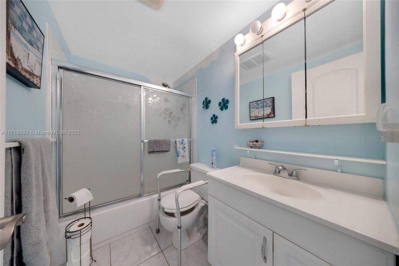 15610 NE 6th Ave, Unit 8D, Miami, FL 33162 Photo