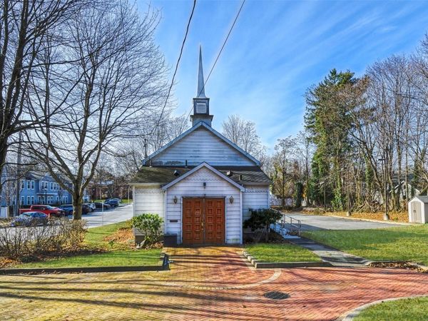 109 Roslyn Road, Roslyn Heights, NY 11577