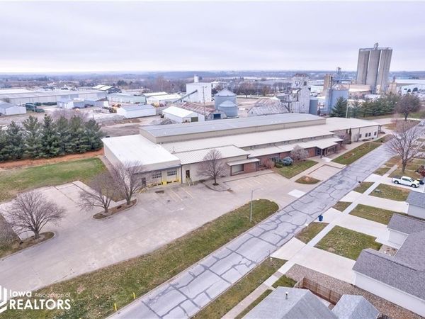 309 & 322 South Street, Pella, IA 50219