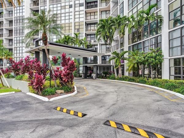 800 Parkview Drive, Unit 524, Hallandale Beach, FL 33009