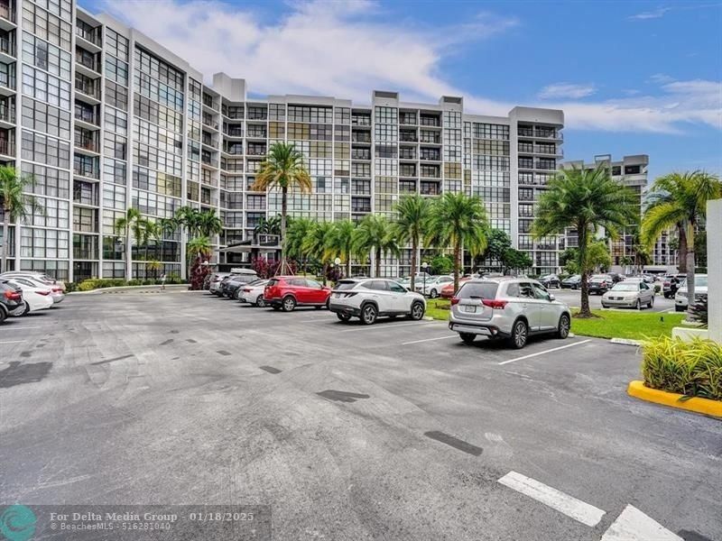 800 Parkview Drive, Unit 524, Hallandale Beach, FL 33009 Photo