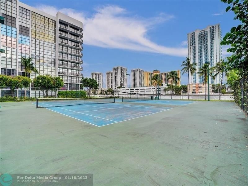 800 Parkview Drive, Unit 524, Hallandale Beach, FL 33009 Photo