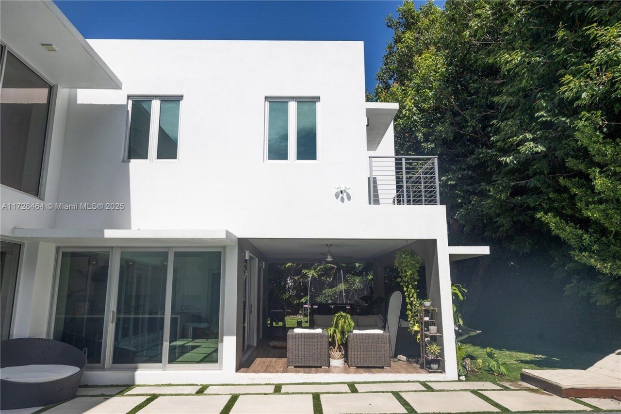 6790 SW 72 Street, South Miami, FL 33143 Photo