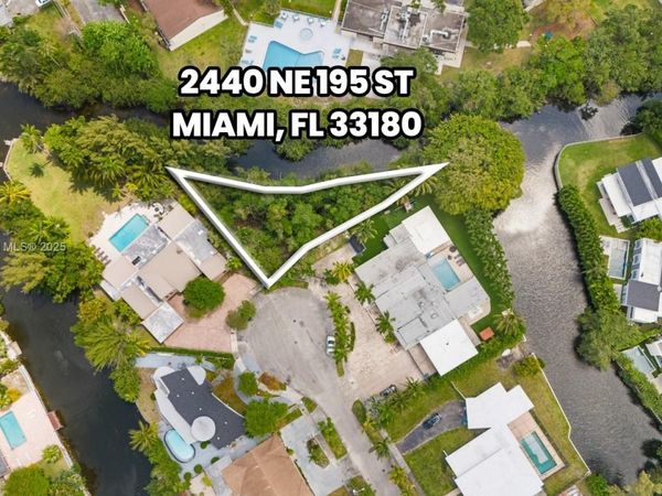2440 NE 195th St, Miami, FL 33180