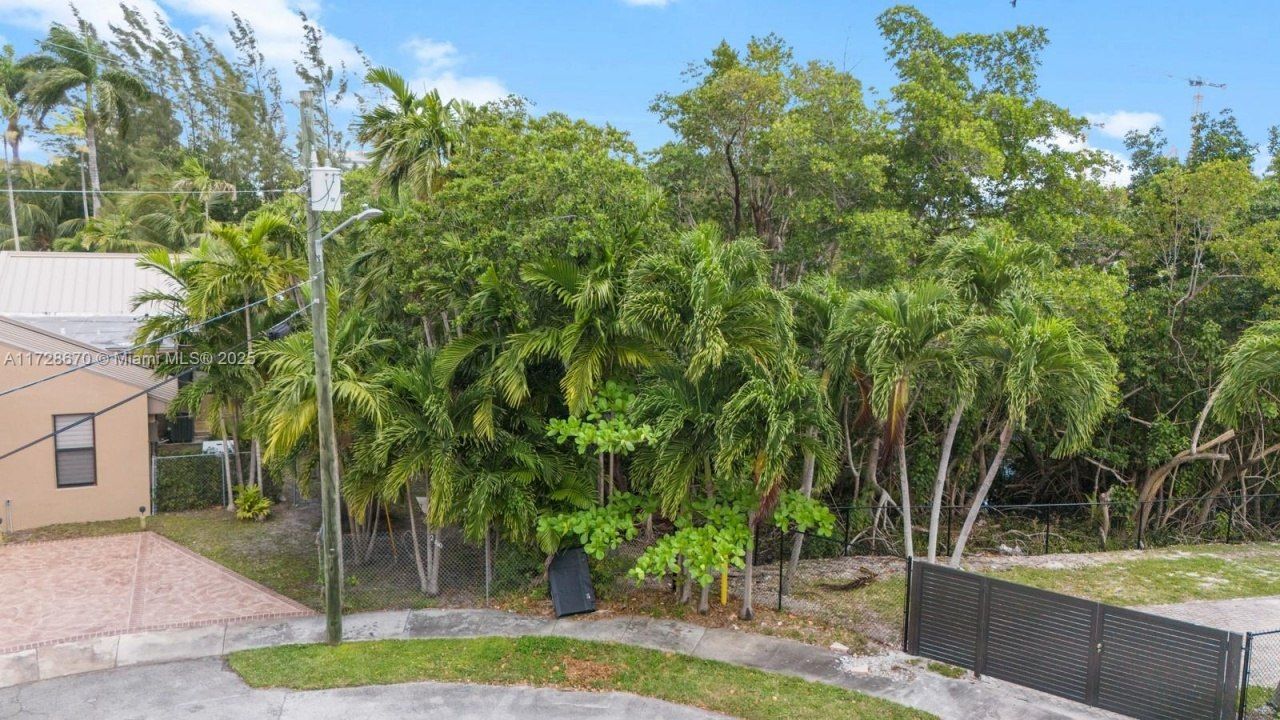 2440 NE 195th St, Miami, FL 33180 Photo