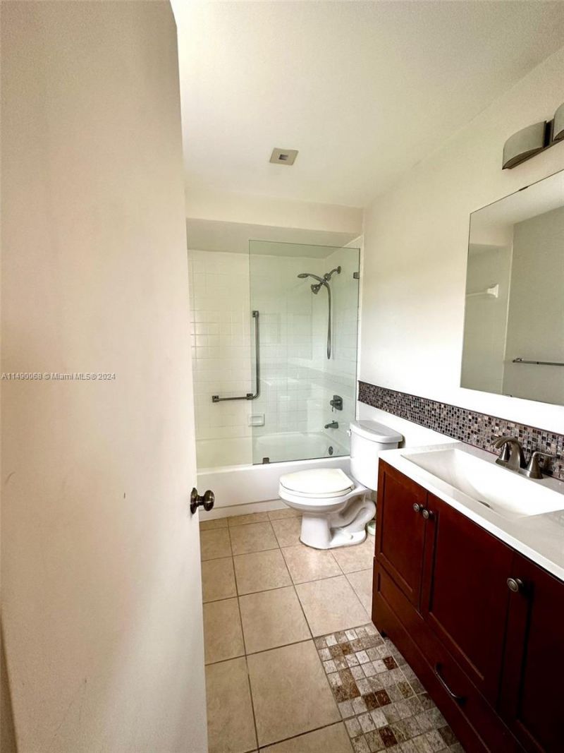 480 Executive Center Dr, Unit 5N, West Palm Beach, FL 33401 Photo