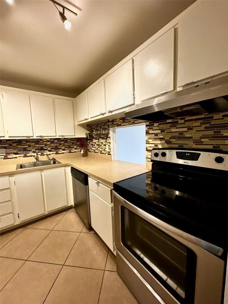 480 Executive Center Dr, Unit 5N, West Palm Beach, FL 33401 Photo