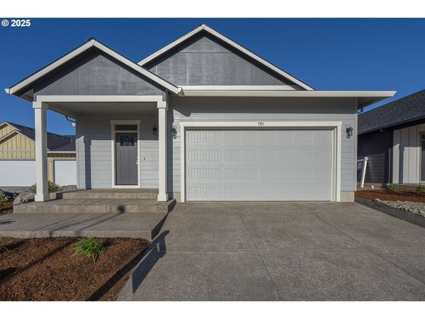 701 Tigerlily ST, Silverton, OR 97381