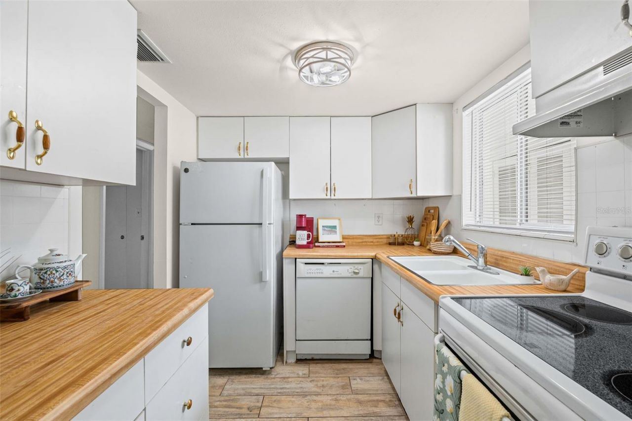 1853 Restful Drive, Unit L2, Bradenton, FL 34207 Photo