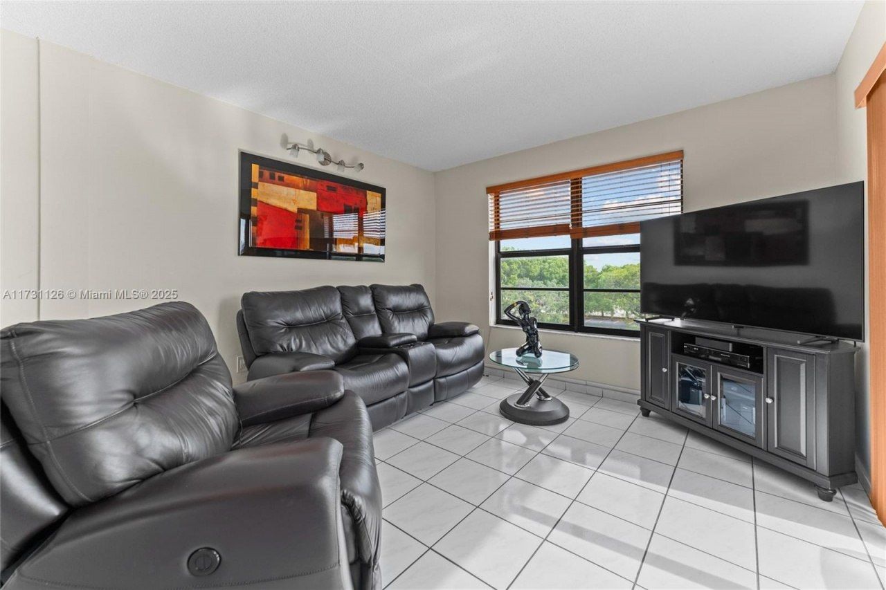 605 NW 72nd Ave, Unit 406, Miami, FL 33126 Photo