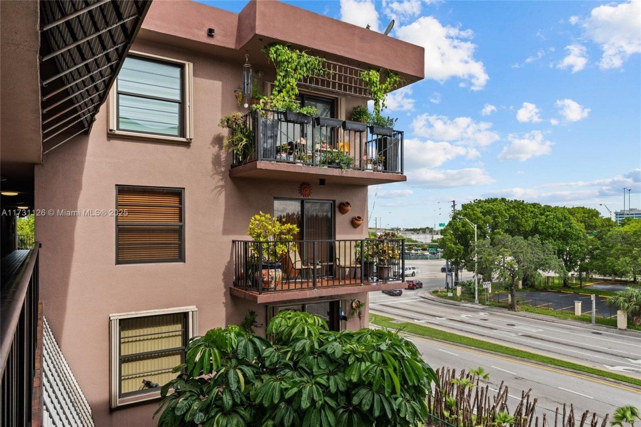 605 NW 72nd Ave, Unit 406, Miami, FL 33126 Photo