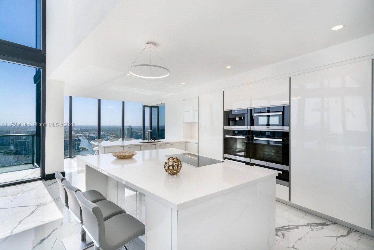 18555 Collins Ave, Unit 4203, Sunny Isles Beach, FL 33160 Photo