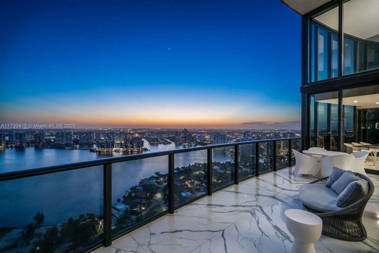 18555 Collins Ave, Unit 4203, Sunny Isles Beach, FL 33160 Photo