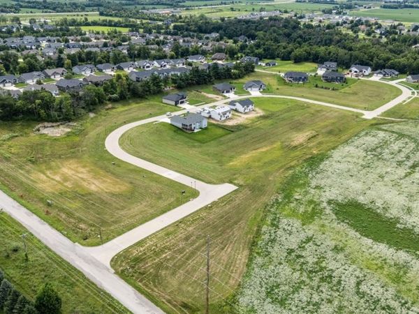 3671 Mclain Way, Hiawatha, IA 52233