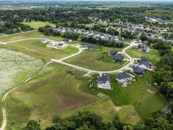 3664 Mclain Way, Hiawatha, IA 52233