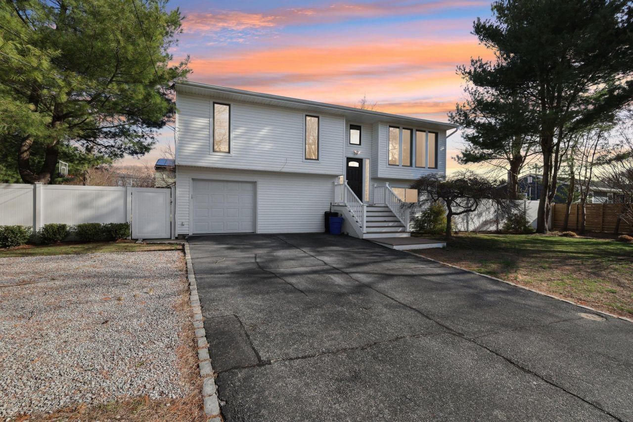 11 Dehan Street, Smithtown, NY 11787 Main Photo