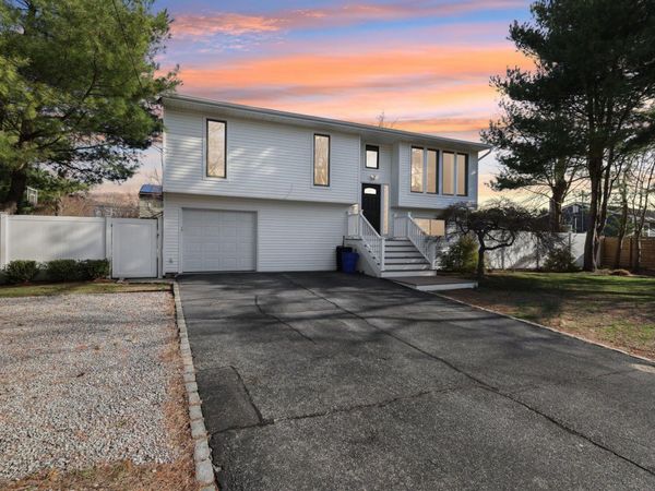 11 Dehan Street, Smithtown, NY 11787