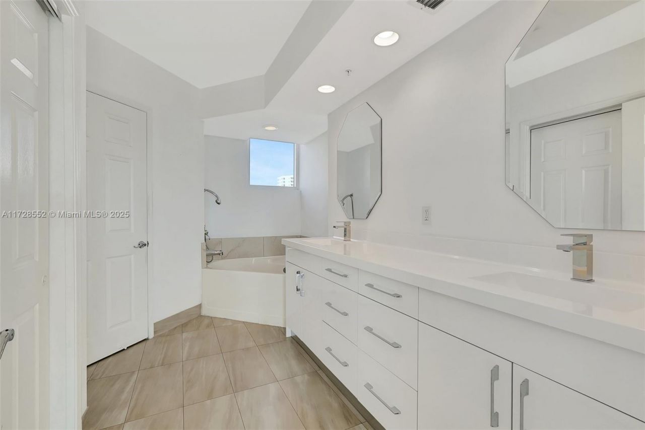 3370 Hidden Bay Dr, Unit 910, Aventura, FL 33180 Photo