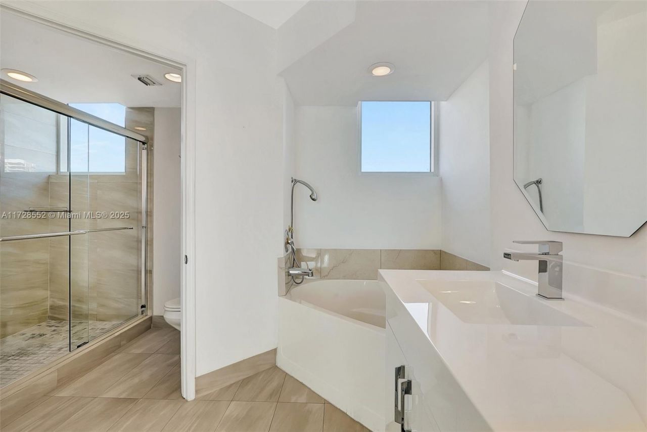 3370 Hidden Bay Dr, Unit 910, Aventura, FL 33180 Photo