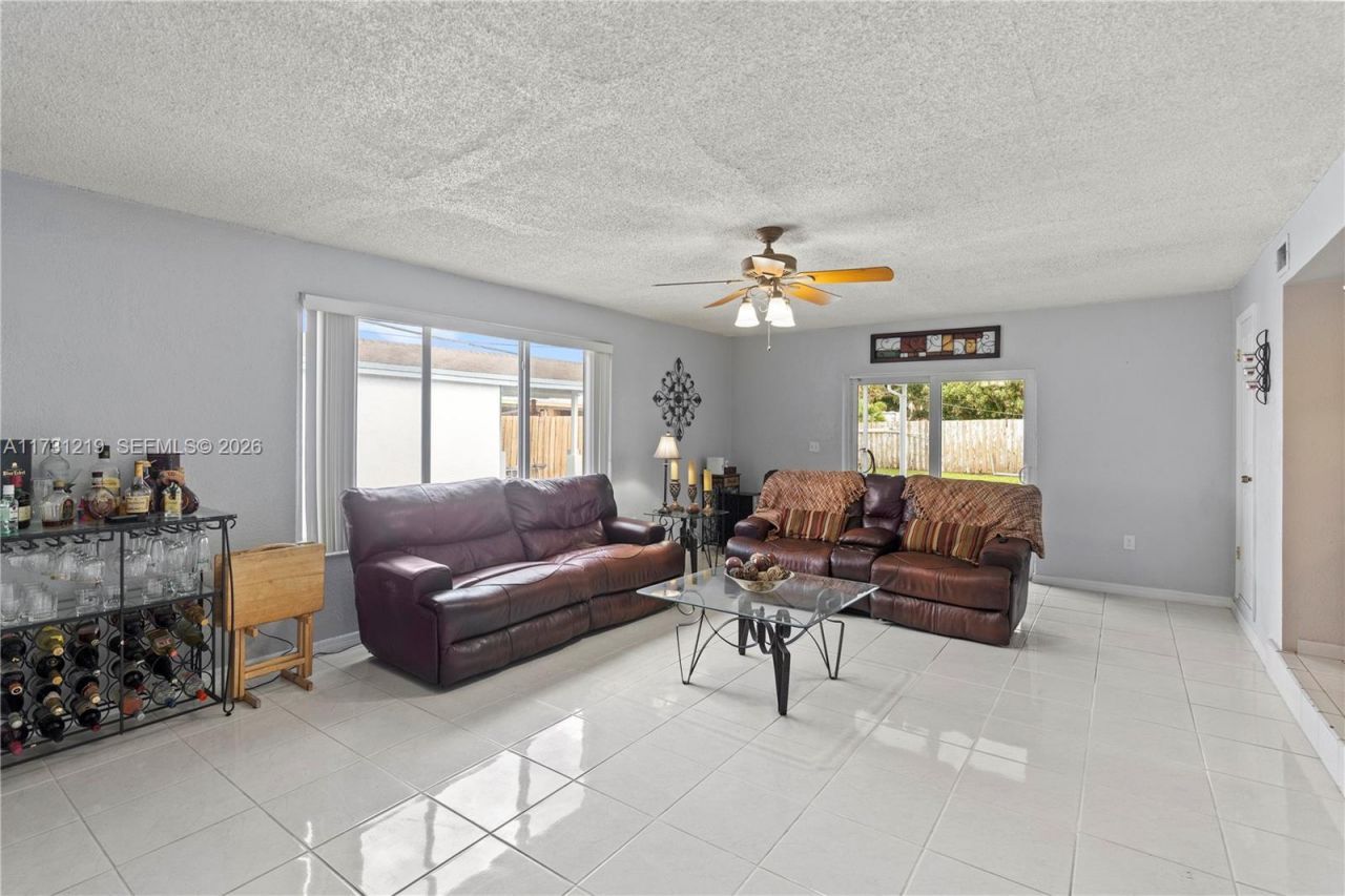 451 W 39th St, Hialeah, FL 33012 Photo