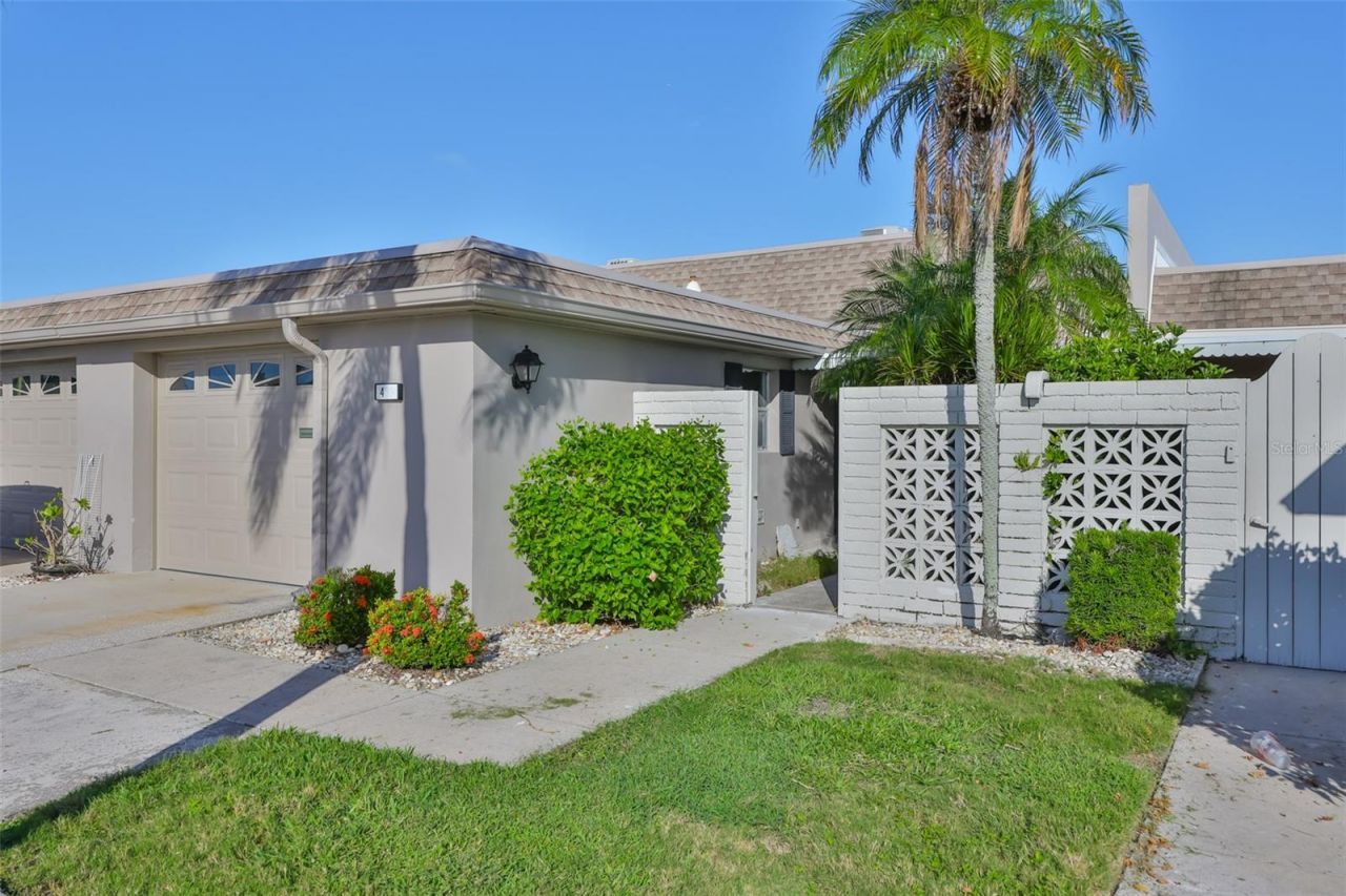439 Boca Ciega Point Boulevard N, Saint Petersburg, FL 33708 Main Photo