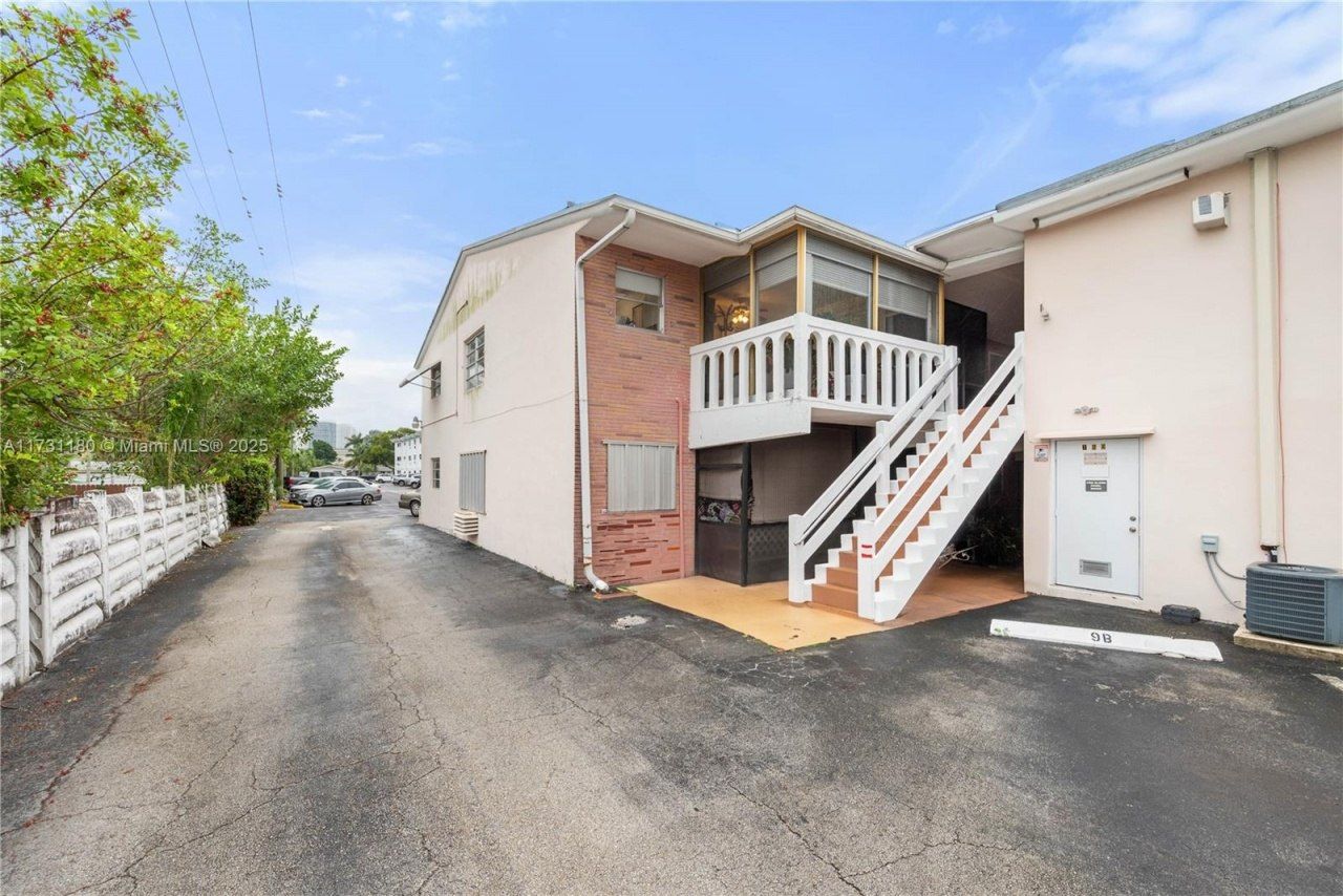 160 NE 8th Ave, Unit 9B, Hallandale Beach, FL 33009 Photo