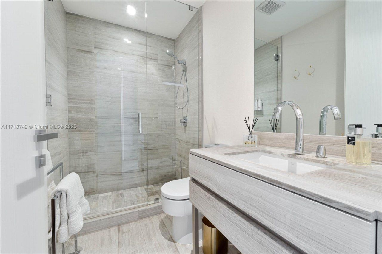 18975 Collins Ave, Unit 305, Sunny Isles Beach, FL 33160 Photo