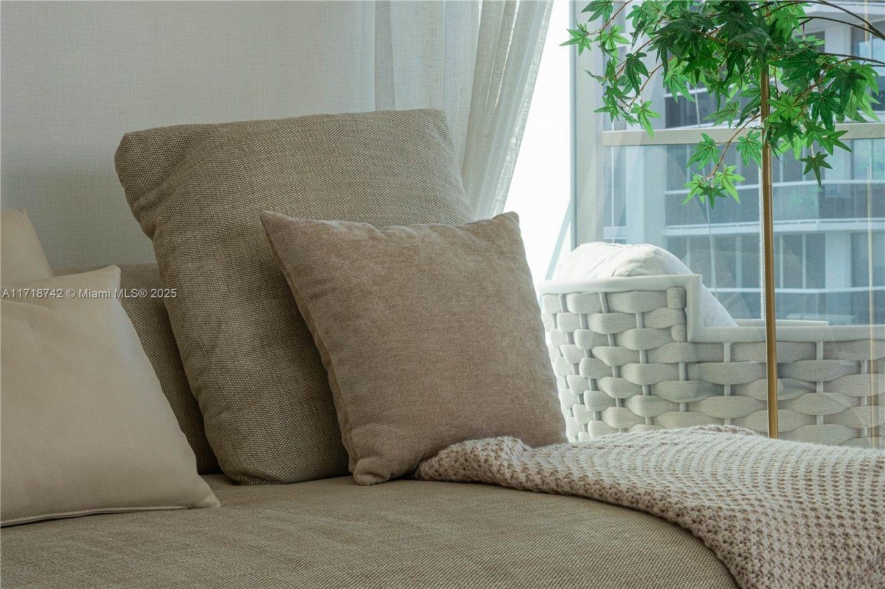 18975 Collins Ave, Unit 305, Sunny Isles Beach, FL 33160 Photo