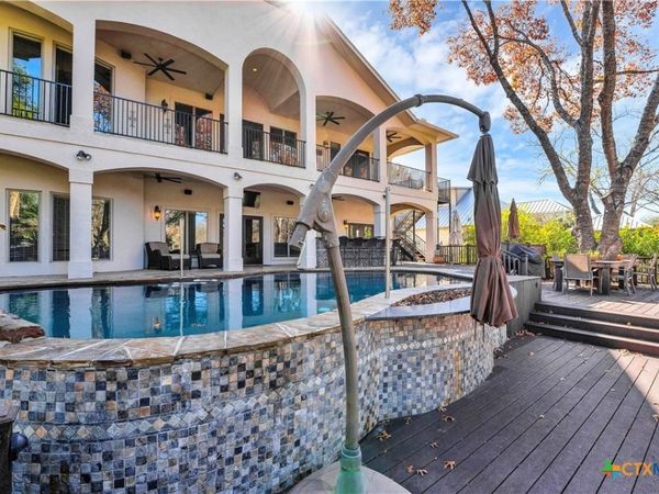 514 Woodlake Drive, McQueeney, TX 78123