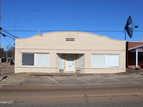 130 W College Avenue, Holly Springs, MS 38635
