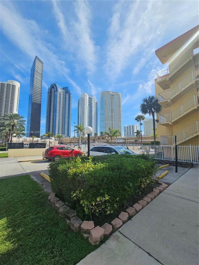 200 172nd St, Unit 102, Sunny Isles Beach, FL 33160 Photo