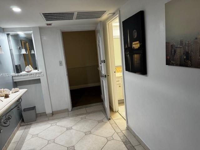 5401 Collins Ave, Unit 430, Miami Beach, FL 33140 Photo