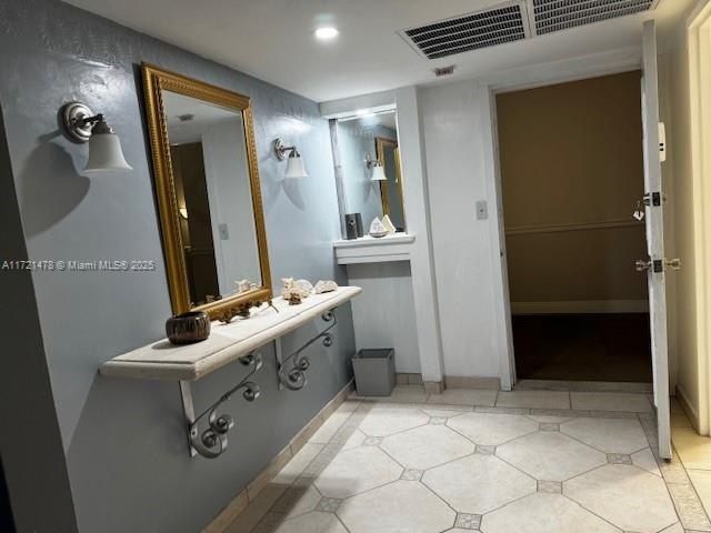 5401 Collins Ave, Unit 430, Miami Beach, FL 33140 Photo