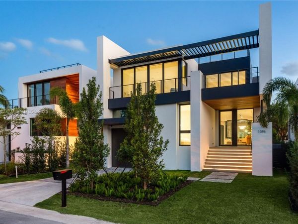 1096 N Venetian Dr, Miami, FL 33139