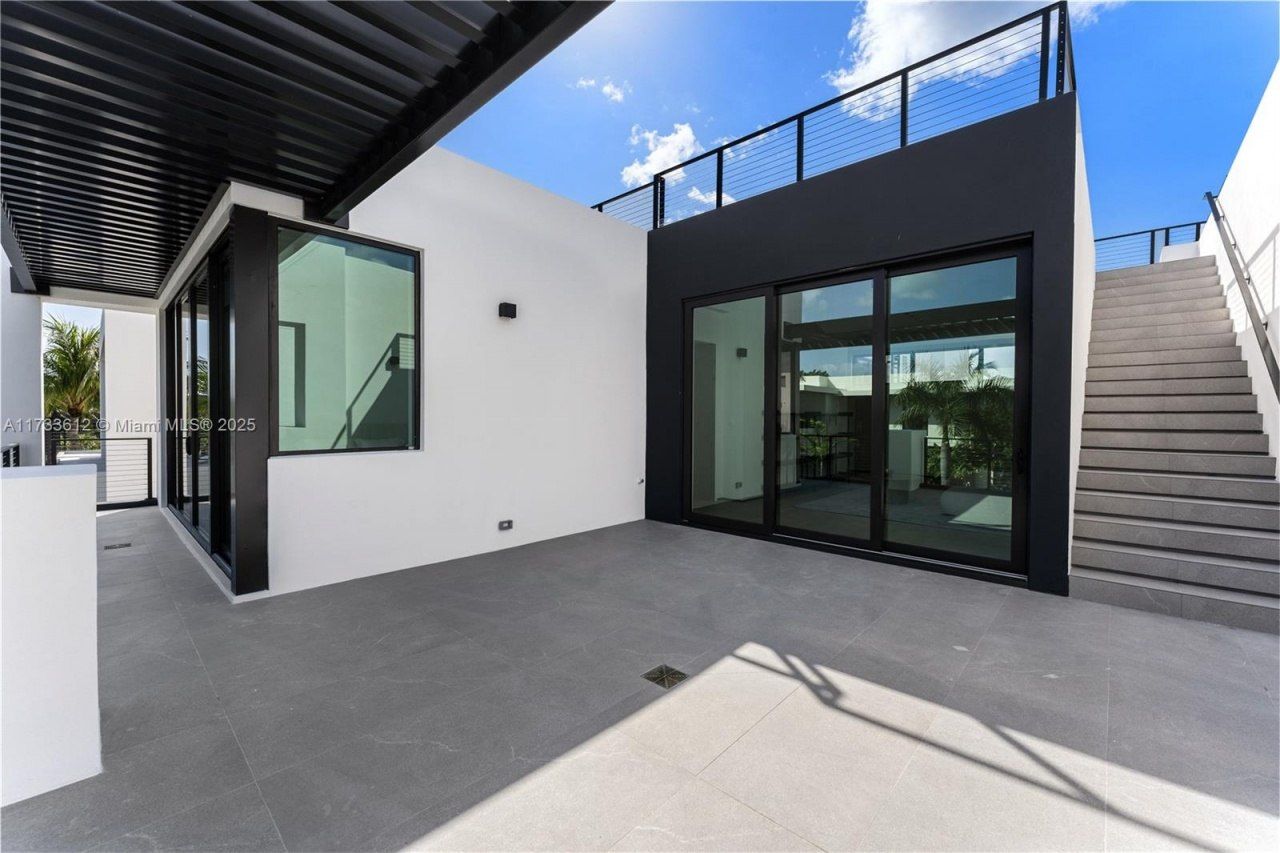 1096 N Venetian Dr, Miami, FL 33139 Photo