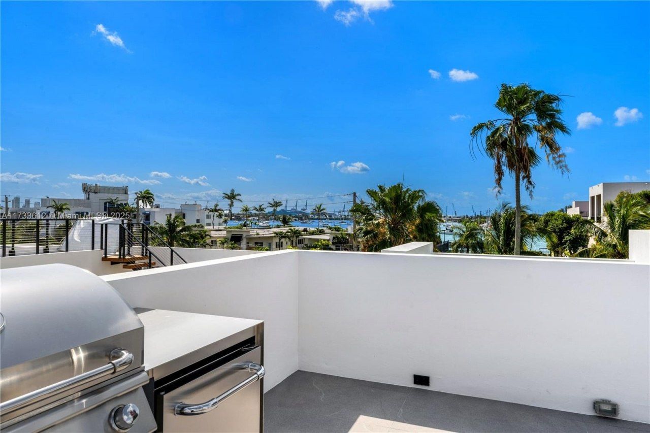 1096 N Venetian Dr, Miami, FL 33139 Photo