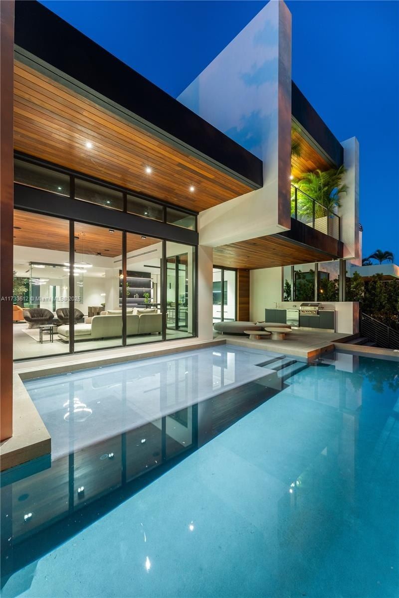 1096 N Venetian Dr, Miami, FL 33139 Photo