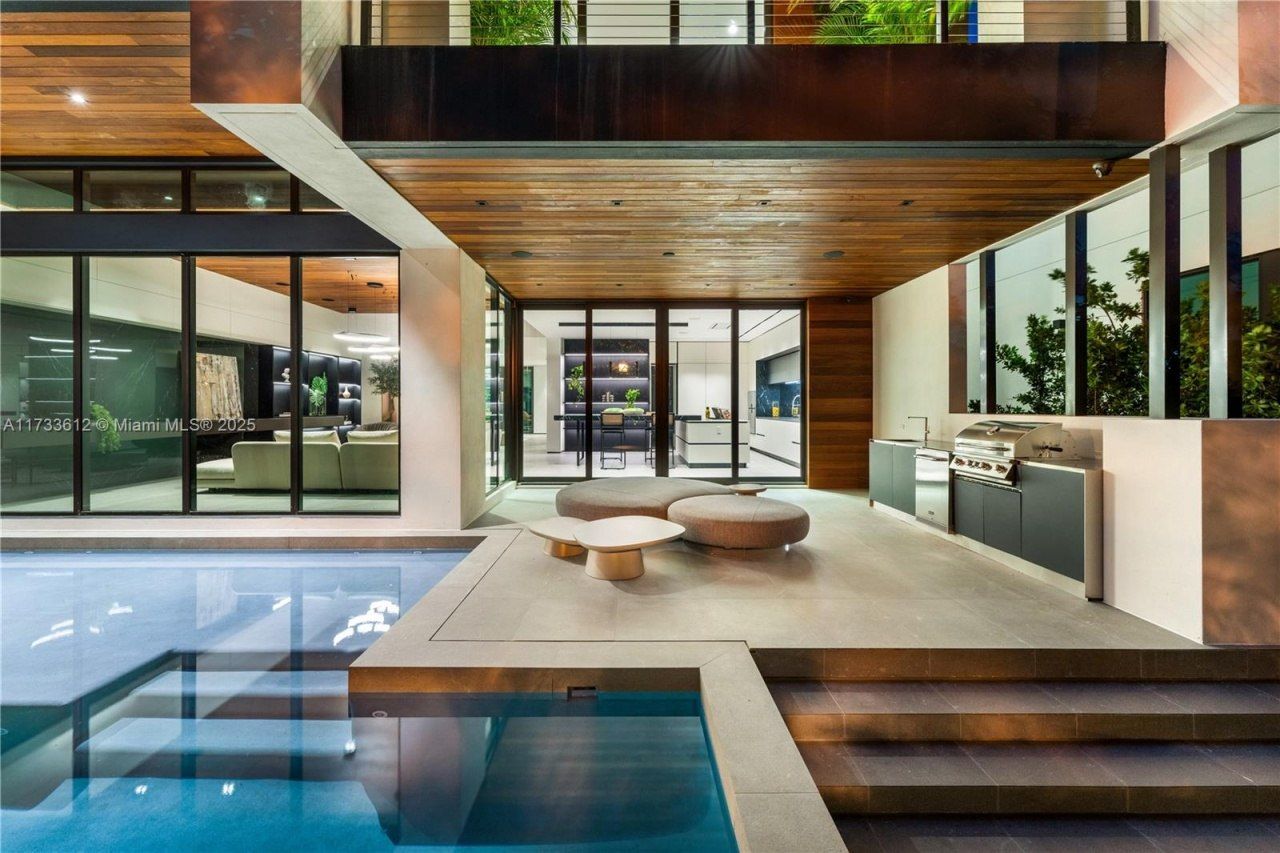 1096 N Venetian Dr, Miami, FL 33139 Photo