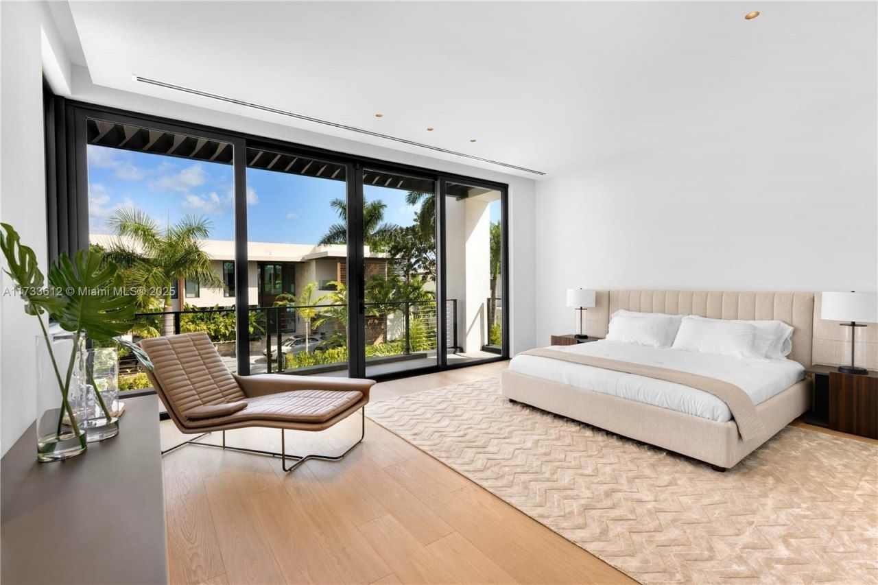 1096 N Venetian Dr, Miami, FL 33139 Photo