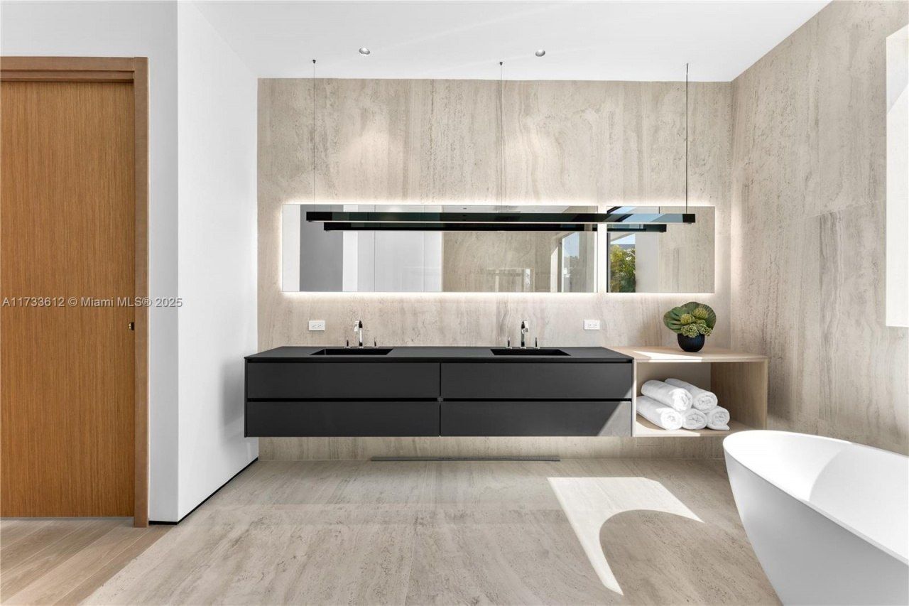 1096 N Venetian Dr, Miami, FL 33139 Photo