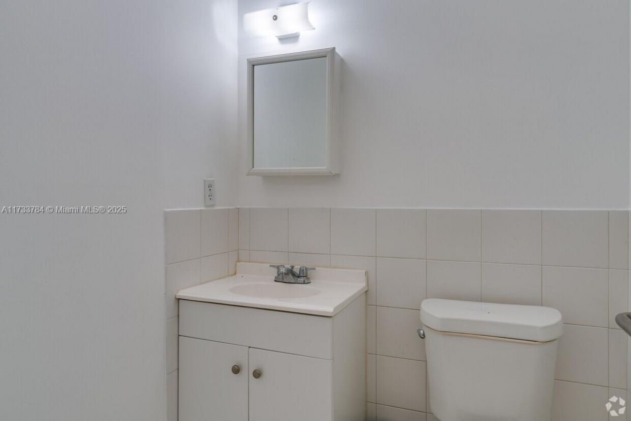 7100 W Commercial Blvd, Fort Lauderdale, FL 33319 Photo