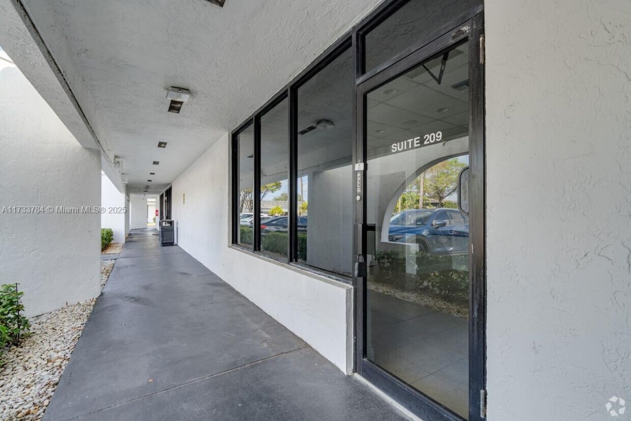 7100 W Commercial Blvd, Fort Lauderdale, FL 33319 Photo