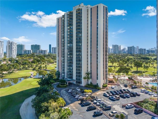 20379 W Country Club Dr, Unit 939, Miami, FL 33180