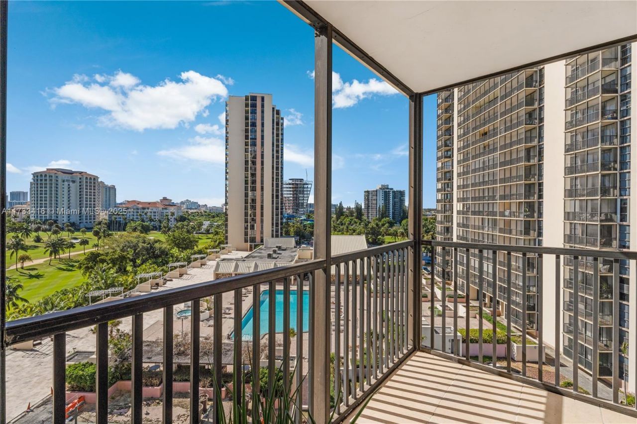 20379 W Country Club Dr, Unit 939, Miami, FL 33180 Photo