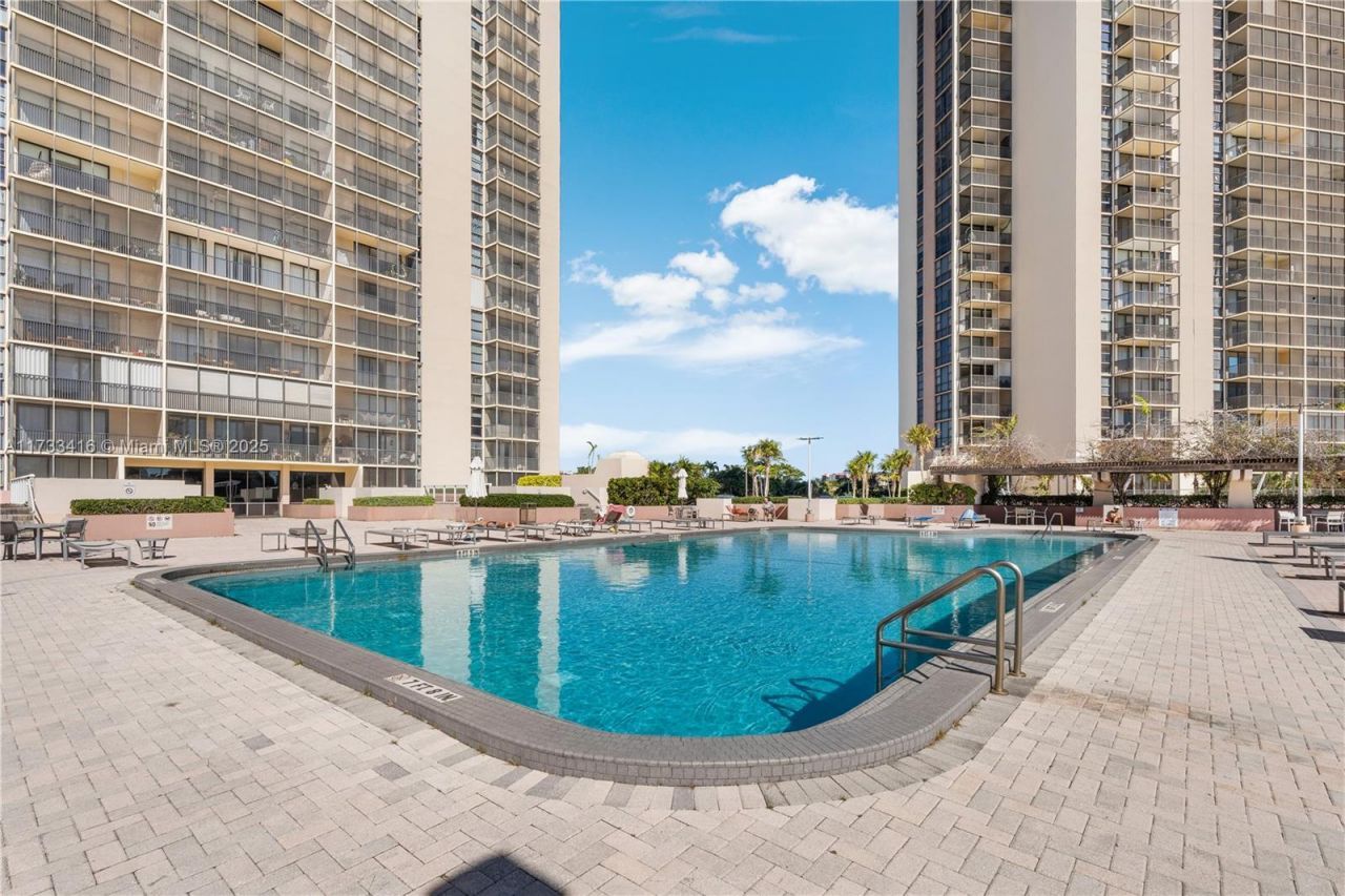 20379 W Country Club Dr, Unit 939, Miami, FL 33180 Photo