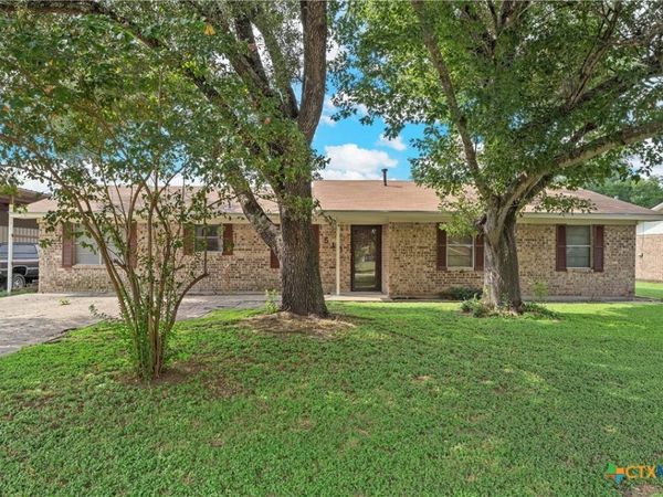 518 E Avenue G, Rosebud, TX 76570